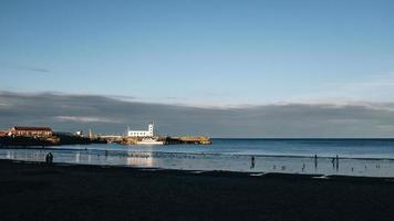 wit schip op de zee foto