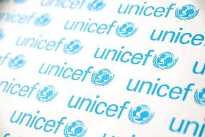 ternopil, Oekraïne - mei 2, 2022 unicef logo Aan papier. unicef is een Verenigde landen programm dat biedt humanitair en ontwikkelingsstoornissen bijstand naar kinderen en moeders foto