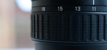fragment van een breed hoek zoom lens voor een modern slr camera. de reeks van afstand waarden is aangegeven door wit getallen Aan de zwart lichaam foto