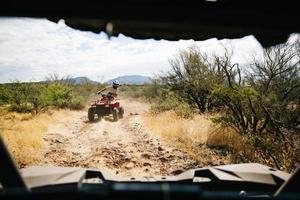 quad rijden in de woestijn foto