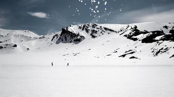 besneeuwde heuvels overdag foto