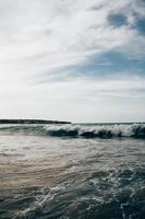 uitzicht op zeegezicht met blauwe hemel foto