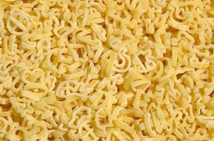 structuur van een veel van gekruld rauw geel pasta foto