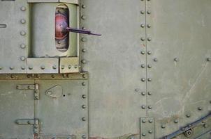 de structuur van de muur van de tank, gemaakt van metaal en versterkt met een menigte van bouten en klinknagels. afbeeldingen van de aan het bedekken van een gevecht voertuig van de tweede wereld oorlog met een begeleid machine geweer foto
