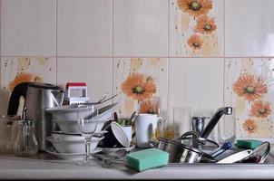 een reusachtig stapel van ongewassen gerechten in de keuken wastafel en Aan de aanrecht foto