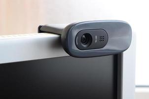 een modern web camera is geïnstalleerd Aan de lichaam van een vlak scherm monitor. apparaat voor video communicatie en opname van hoog kwaliteit video foto