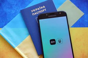ternopil, Oekraïne - april 24, 2022 diia app Aan smartphone scherm. diya is een mobiel toepassing met web portaal en een merk van e-governance in Oekraïne foto
