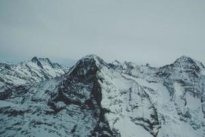 berg bedekt met sneeuw foto