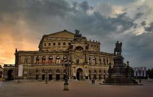 Dresden, Saksen, Duitsland 2021 - de beroemd semper opera foto