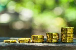 stapels gouden munten op tafel buiten foto