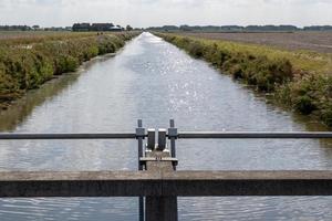 houten brug over de rivier foto