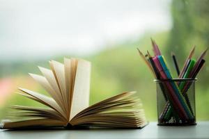 voorwerp onderwijs groen natuur achtergrond met stack van oude boeken of oud Bijbel, Open papier boek Aan houten tafel met kopiëren ruimte. concept van terug naar school, Onderzoek studie foto