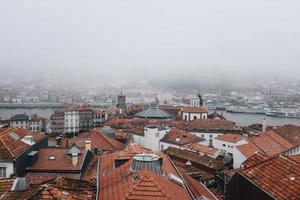 luchtfoto van de stad in de mist foto