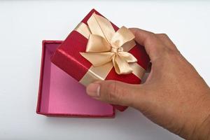 rood geschenk doos met hand- foto