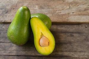 avocado Aan hout achtergrond foto