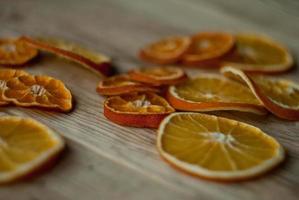 droog oranje plakjes en overwogen wijn Aan tafel foto