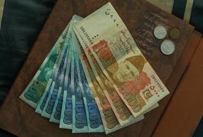 geld van Pakistan. Pakistaans roepie rekeningen. pkr bankbiljetten. 500 1000 5000 roepies. bedrijf, financiën, nieuws achtergrond. Pakistaans valuta notities. foto