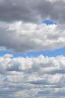 een blauw lucht met veel van wit wolken van verschillend maten foto
