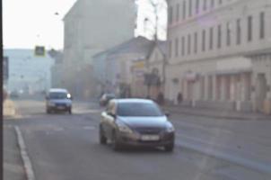 wazig landschap van snelweg met auto's in mistig ochtend- foto