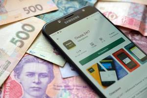 ternopil, Oekraïne - april 24, 2022 oschadbank bank app Aan smartphone scherm. oschadbank is belangrijk reclame bank in Oekraïne foto