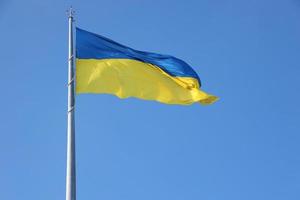 oekraïens vlag geïsoleerd Aan de blauw lucht met knipsel pad. dichtbij omhoog golvend banier van Oekraïne. hoog vlag symbool van Oekraïne, Europese land foto