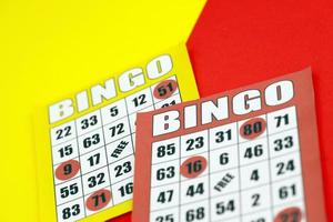 geel en rood bingo borden of spelen kaarten voor winnend chips. klassiek ons of Canadees vijf naar vijf bingo kaarten Aan helder achtergrond foto