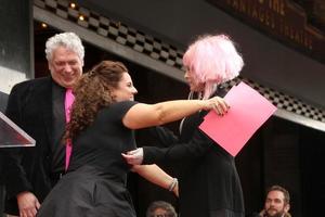 los engelen, apr 11 - harvey fierstein, marissa jaret winokur, cyndi lauper Bij de harvey fierstein en cyndi lauper Hollywood wandelen van roem ceremonie Bij de broekje theater Aan april 11, 2016 in los engelen, ca foto