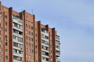 oud meerdere verdiepingen appartement huis in een slecht ontwikkeld regio van Oekraïne of Rusland foto