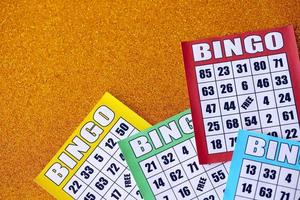 veel kleurrijk bingo borden of spelen kaarten voor winnend chips. klassiek ons of Canadees vijf naar vijf bingo kaarten Aan helder achtergrond foto