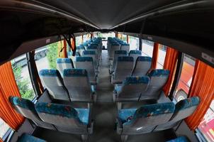 interieur van de toerist bus voor excursies en lang reizen. een veel van vrij stoelen en plaatsen voor klein bagage foto