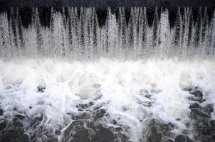 een afbeelding van de vloeiende water. de dam is ontworpen naar reguleren de water niveau in rivieren binnen de stad en naar voorzien technisch water naar industrieel voorwerpen foto