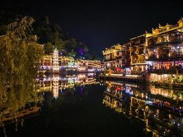 landschap visie in de nacht van fenghuang oud stad- .Feniks oude stad- of fenghuang provincie is een provincie van hunan provincie, China foto