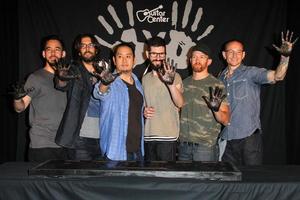 los engelen, jun 18 - linkin park, Mike sinoda, beroven bourdon, Joe haha, brad delson, Dave farrell, Chester bennington Bij de linkin park rotswandeling inleidend ceremonie Bij de gitaar centrum Aan juni 18, 2014 in los engelen, ca foto