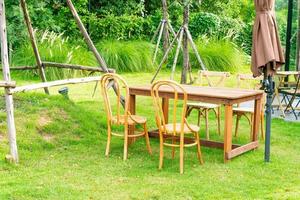 houten tafel en stoel in de tuin foto