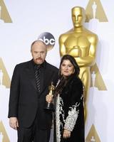 los engelen, feb 28 - louis c k , sharmeen obaid-chinoy Bij de 88e jaar- academie onderscheidingen, druk op kamer Bij de dolby theater Aan februari 28, 2016 in los engelen, ca foto