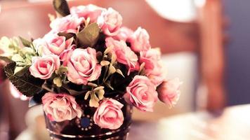 close-up van roze bloemen arrangement
