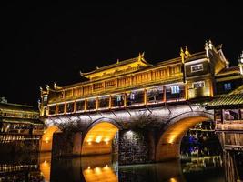 landschap visie in de nacht van fenghuang oud stad- .Feniks oude stad- of fenghuang provincie is een provincie van hunan provincie, China foto