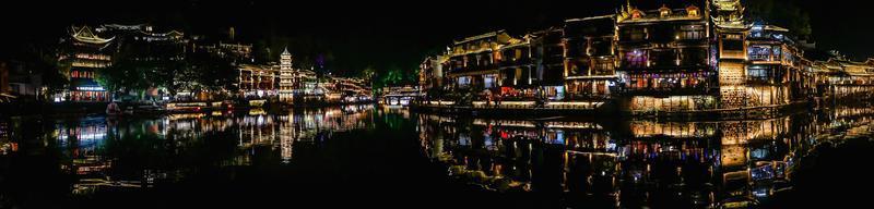 landschap visie in de nacht van fenghuang oud stad- .Feniks oude stad- of fenghuang provincie is een provincie van hunan provincie, China foto