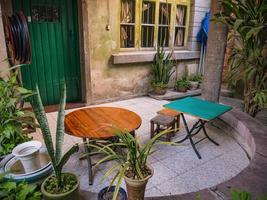 kom tot rust klein houten tafel en stoel in Chinese oud stijl huis tuin Bij shantou stad china.shantou stad van teochew mensen in guangdong provincie China foto