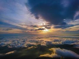 mooi zonsopkomst lucht met zee van de de nevel van mist in de ochtend- Aan khao luang berg in ramkhamhaeng nationaal park, sukhothai provincie Thailand foto