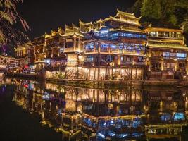 landschap visie in de nacht van fenghuang oud stad- .Feniks oude stad- of fenghuang provincie is een provincie van hunan provincie, China foto