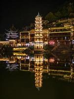 landschap visie in de nacht van fenghuang oud stad- .Feniks oude stad- of fenghuang provincie is een provincie van hunan provincie, China foto