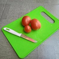 tomaten, messen en eetstokjes foto