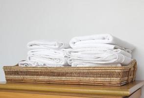 stack van wit handdoek Aan mand foto