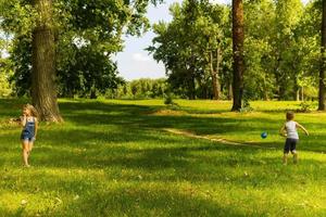 klein kinderen spelen met bal in natuur. foto