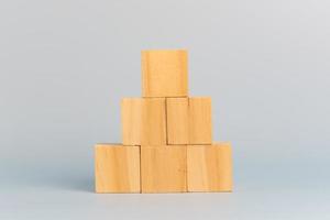 hand- Holding kubus hout blok blanco Aan achtergrond. kopiëren ruimte foto