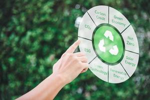 hand- tintje icoon recycle groen energie koolstof credit netto nul esg co2 digitaal technologie Aan groen achtergrond concept. foto