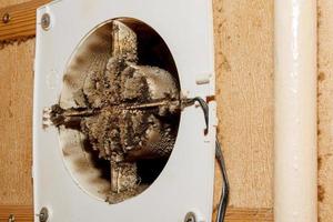 detailopname van een heel vuil keuken uitlaat fan. ventilator voordat preventief schoonmaak en wassen. foto