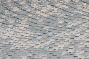 achtergrond mozaïek- structuur van vlak dak tegels met bitumineus coating foto