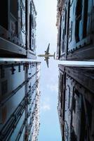 vliegtuig vliegt over opslagcontainers foto